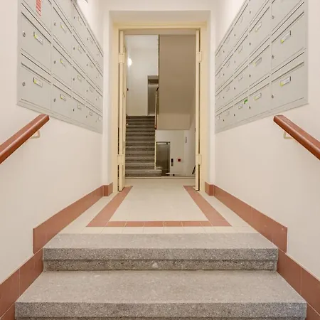 Quiet Warm Studio, 5 Min To Metro A, Airport Link, Fast Wi-fi