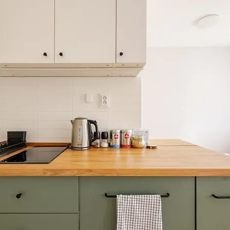 Quiet Warm Studio, 5 Min To Metro A, Airport Link, Fast Wi-fi * Praag