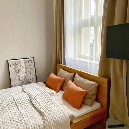 Quiet Warm Studio, 5 Min To Metro A, Airport Link, Fast Wi-fi *