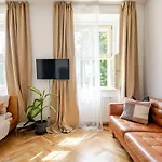 アパート Quiet Warm Studio, 5 Min To Metro A, Airport Link, Fast Wi-fi プラハ