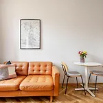 Quiet Warm Studio, 5 Min To Metro A, Airport Link, Fast Wi-fi アパート *