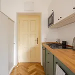 Quiet Warm Studio, 5 Min To Metro A, Airport Link, Fast Wi-fi アパート