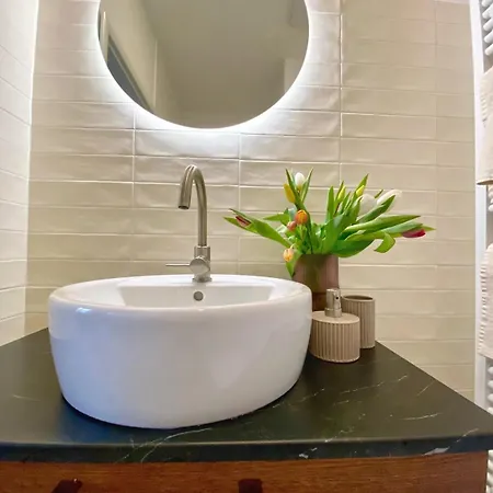 Quiet Warm Studio, 5 Min To Metro A, Airport Link, Fast Wi-fi Apartamento *