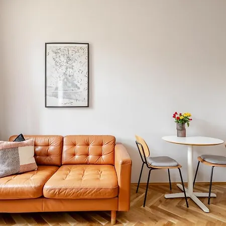 Quiet Warm Studio, 5 Min To Metro A, Airport Link, Fast Wi-fi Apartamento *