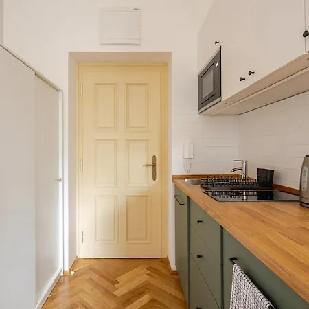 Quiet Warm Studio, 5 Min To Metro A, Airport Link, Fast Wi-fi Apartamento