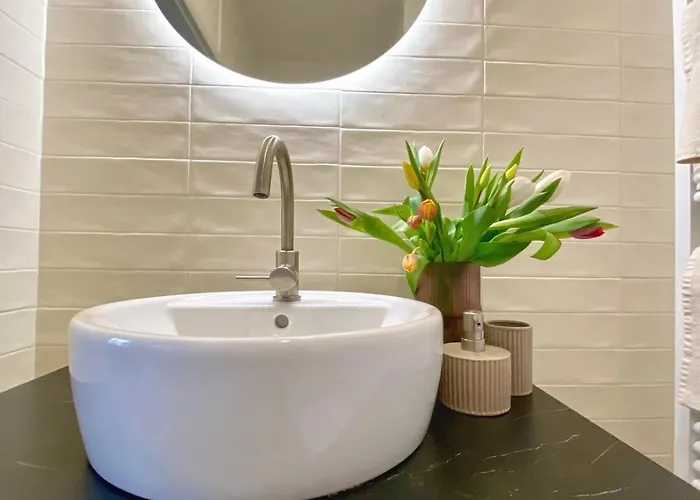 Quiet Warm Studio, 5 Min To Metro A, Airport Link, Fast Wi-fi Διαμέρισμα *