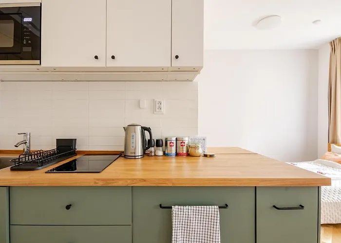 Quiet Warm Studio, 5 Min To Metro A, Airport Link, Fast Wi-fi * Πράγα