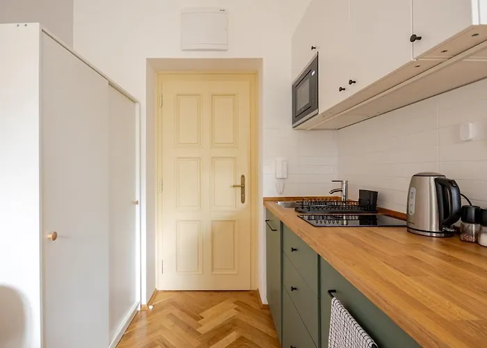 Quiet Warm Studio, 5 Min To Metro A, Airport Link, Fast Wi-fi Διαμέρισμα